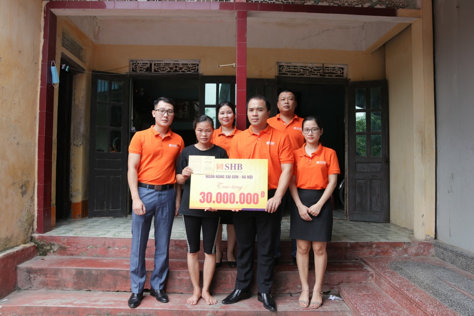 Báo Dân trí cùng Ngân hàng SHB trao sổ tiết kiệm giúp người phụ nữ ung thư - 2 Báo Dân trí cùng Ngân hàng SHB trao sổ tiết kiệm giúp người phụ nữ ung thư - 2