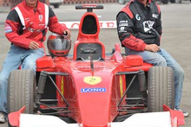 Nông dân Trung Quốc chế tạo xe "F1"