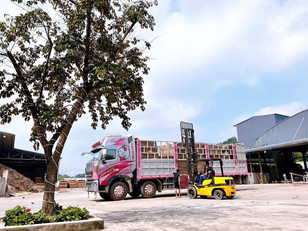 Nữ tài xế xinh đẹp Thái Nguyên gây sốt: Lái xe 30 tấn chinh phục đường đèo - 3 Nữ tài xế xinh đẹp Thái Nguyên gây sốt: Lái xe 30 tấn chinh phục đường đèo - 3