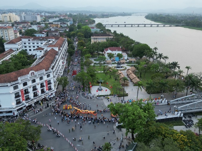 Đến hẹn lại lên, Festival nghề truyền thống Huế lần thứ 9 - năm 2023 đã chính thức được khai mạc từ tối 28/4. Đến ngày thứ 2 của lễ hội, nhiều sự kiện hấp dẫn đã diễn ra trên khắp địa bàn thành phố Huế, đặc biệt là Lễ hội quảng diễn đường phố.