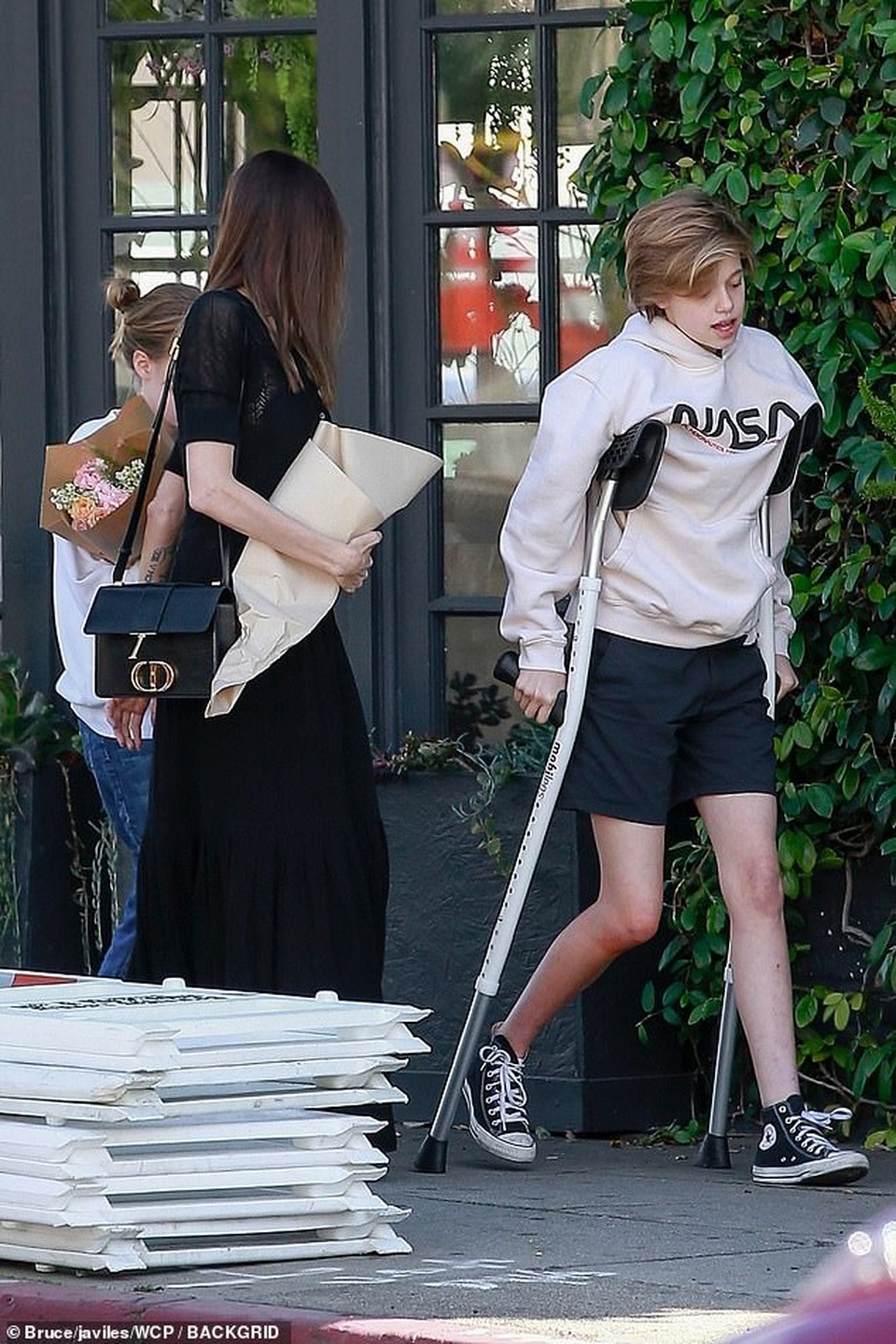 Shiloh chống nạng ra phố - 8