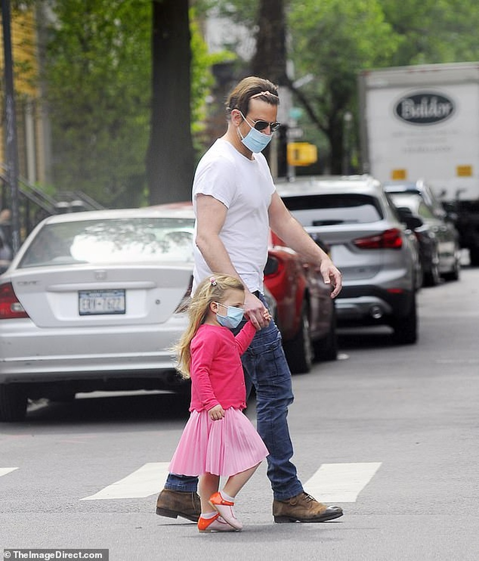 Bradley Cooper đeo băng đô của con ra phố - 1 Bradley Cooper đeo băng đô của con ra phố - 1