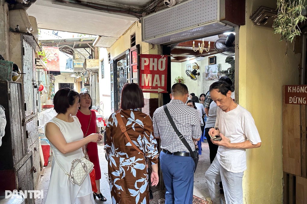 Hà Nội: Quán phở gà chấm gần 10 năm vắng khách bỗng dưng đông nườm nượp - 2 Hà Nội: Quán phở gà chấm gần 10 năm vắng khách bỗng dưng đông nườm nượp - 2