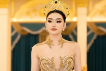 Hoa hậu Yến Nhi diện dạ hội xẻ cao, để lộ chi tiết kém duyên trên sân khấu