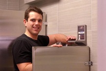 Kiếm 2 triệu USD/năm nhờ ý tưởng khởi nghiệp độc đáo - kệ toilet