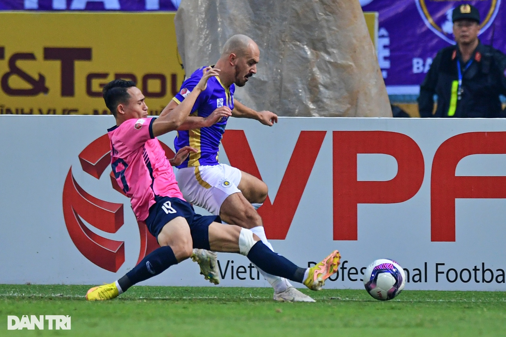 CLB Hà Nội ăn mừng đầy cảm xúc khi giành cúp vô địch V-League 2022 - 2 CLB Hà Nội ăn mừng đầy cảm xúc khi giành cúp vô địch V-League 2022 - 2