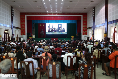 Hàng trăm người xem xét xử vụ Tịnh thất Bồng Lai qua màn hình