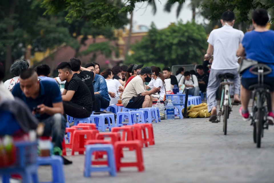 Trà đá ven hồ Tây kín đặc người, chủ quán lẫn khách hàng thờ ơ với lệnh cấm - 1 Trà đá ven hồ Tây kín đặc người, chủ quán lẫn khách hàng thờ ơ với lệnh cấm - 1