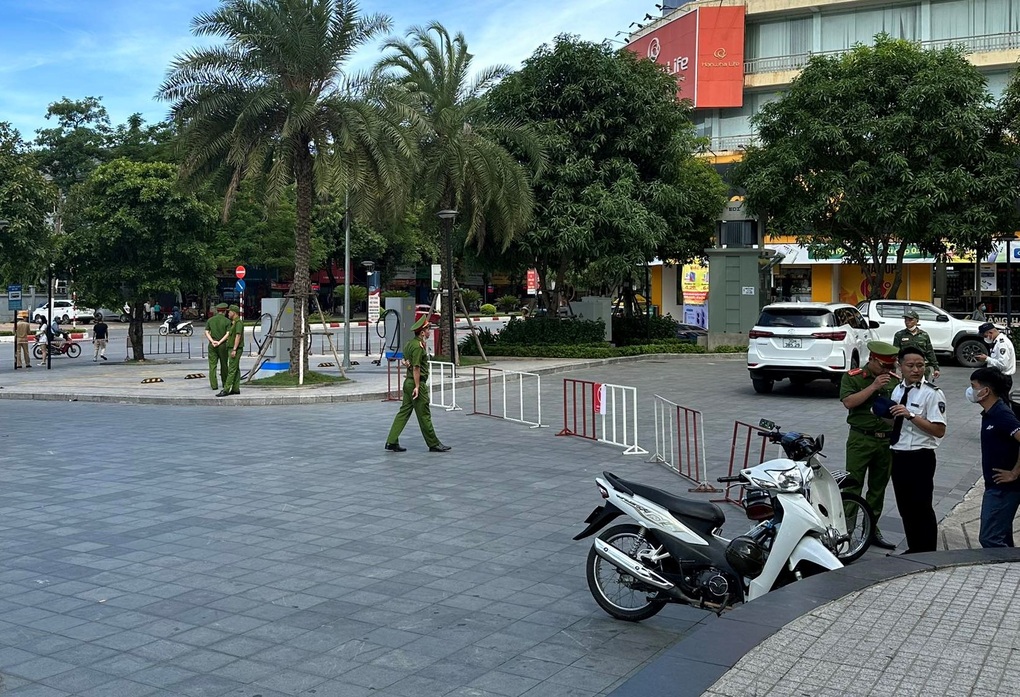 Người đàn ông nước ngoài bị đâm tử vong trước trung tâm thương mại - 1 Người đàn ông nước ngoài bị đâm tử vong trước trung tâm thương mại - 1