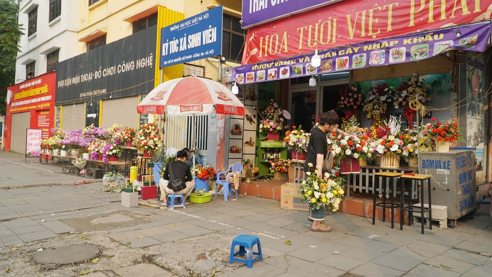 Cận ngày 8/3, hoa tươi bán dọc vỉa hè, tiểu thương đứng ngồi chờ khách - 5 Cận ngày 8/3, hoa tươi bán dọc vỉa hè, tiểu thương đứng ngồi chờ khách - 5