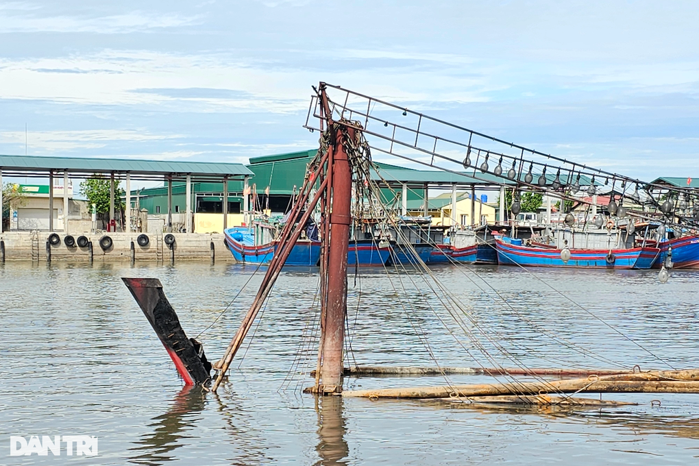 Vụ cháy 5 tàu cá ở Nghệ An: Hộp cứu hỏa rỗng không - 5 Vụ cháy 5 tàu cá ở Nghệ An: Hộp cứu hỏa rỗng không - 5