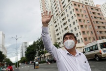 Chủ tịch TPHCM thăm bác sĩ, bệnh nhân đang điều trị tại bệnh viện dã chiến