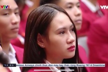 “Hot girl kiếm chém” lại gây sốt chỉ với 1 giây xuất hiện trên sóng thời sự