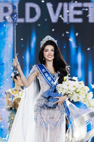 Tân hoa hậu Phương Oanh: Sở hữu IELTS 7.5, có chị gái sinh đôi xinh đẹp - 1