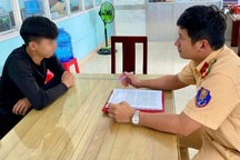 Xử phạt TikToker lái xe độ, không gắn biển số để "câu view"