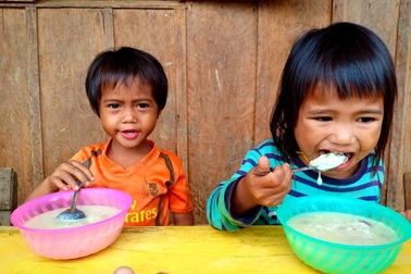 Những “bữa cơm có thịt” của học sinh vùng cao Quảng Nam