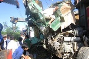 Xe tải đấu đầu, 3 người trọng thương