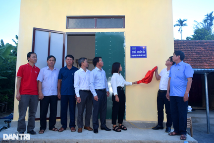 Niềm vui có nhà mới tránh bão, lũ của cô học trò nghèo nuôi bố bại liệt
