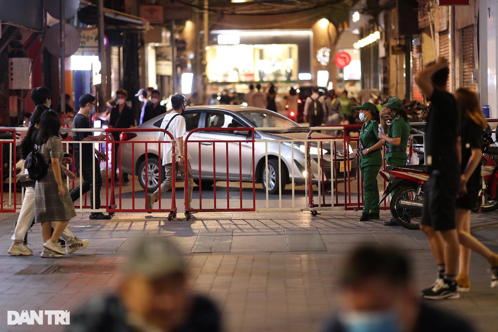 Trung tâm TPHCM ùn ứ, người dân đổ xuống phố Nguyễn Huệ chờ countdown 2022 - 2