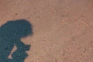 Em bé 8 tuổi đạp xe nhặt ve chai để mưu sinh 
 trong đêm khiến nhiều người rơi nước mắt