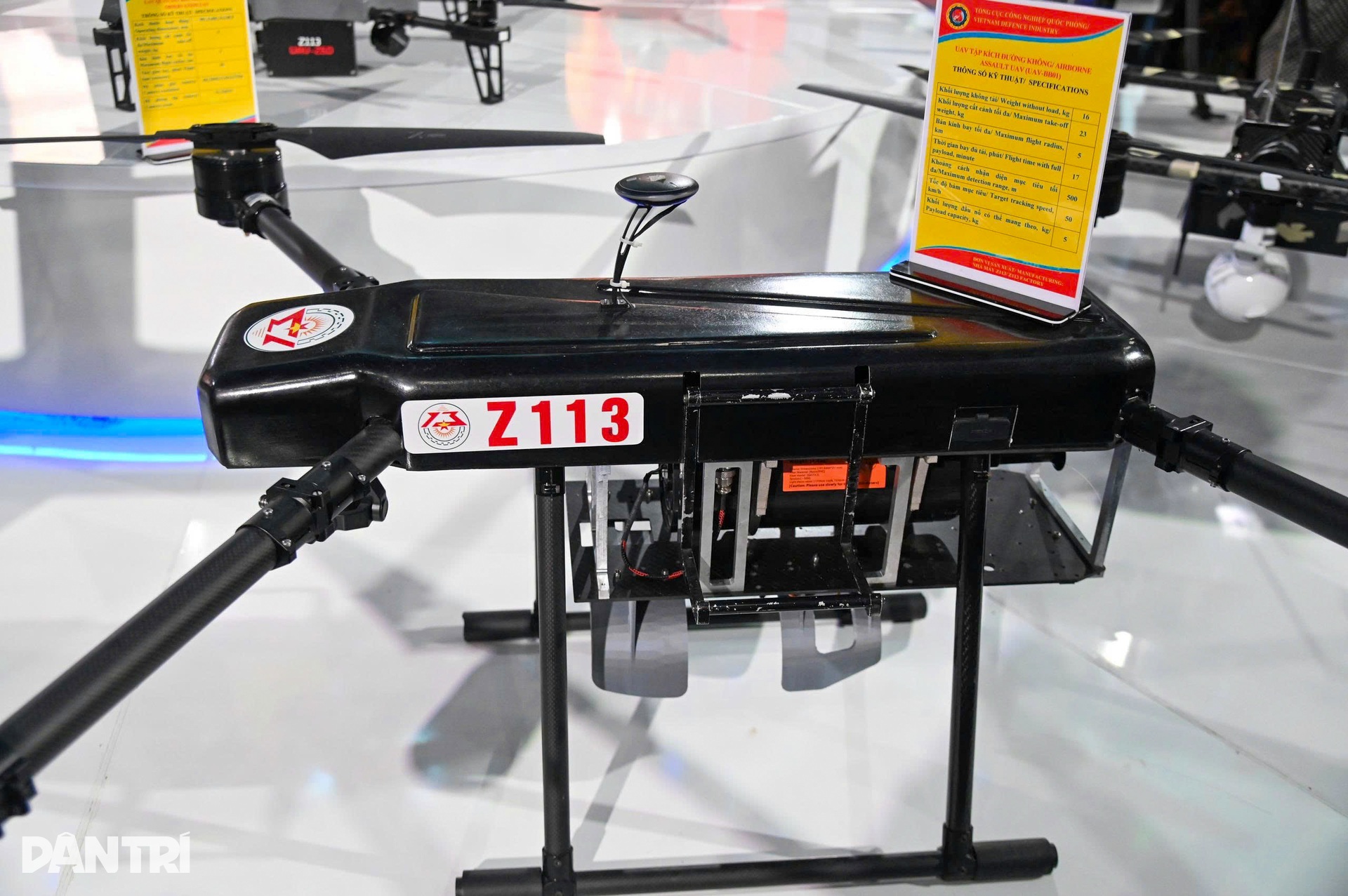 Đa dạng các loại drone công nghệ cao tại triển lãm 80 năm - 8 Đa dạng các loại drone công nghệ cao tại triển lãm 80 năm - 8