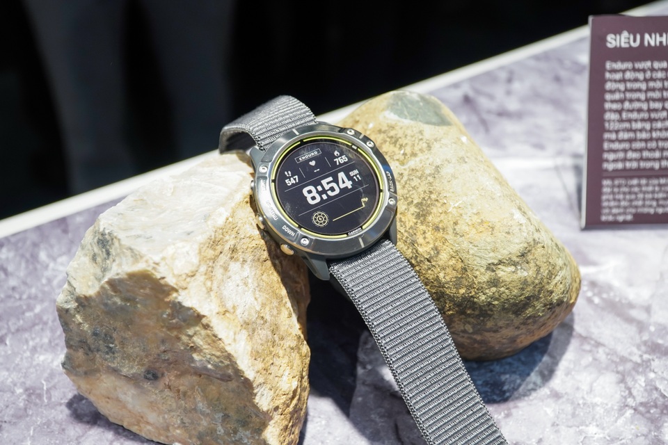 Smartwatch pin 65 ngày, giá 20 triệu đồng về Việt Nam - 3 Smartwatch pin 65 ngày, giá 20 triệu đồng về Việt Nam - 3