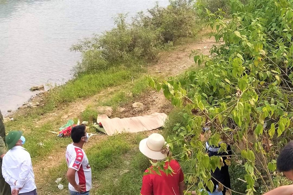 Ngã xe máy văng khỏi cầu treo cao 7 m, tử vong - 2 Ngã xe máy văng khỏi cầu treo cao 7 m, tử vong - 2