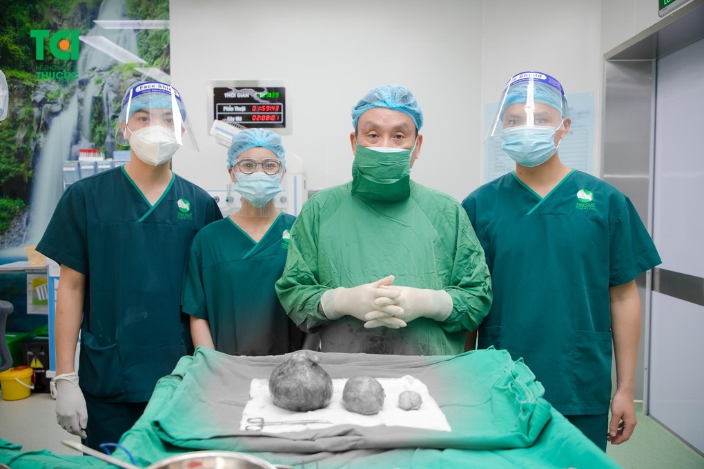 Cân não ca phẫu thuật bóc tách các khối u xơ tử cung lớn đường kính 15cm - 3 Cân não ca phẫu thuật bóc tách các khối u xơ tử cung lớn đường kính 15cm - 3