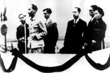 Trên lễ đài Bác đọc Tuyên ngôn 