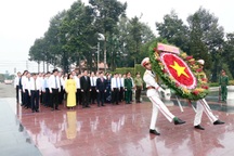 Dâng hương tưởng niệm các anh hùng liệt sỹ trước thềm Đại hội Đảng bộ TPHCM