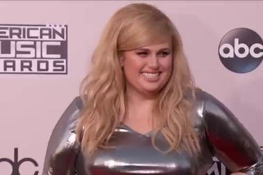 Rebel Wilson xinh đẹp trên thảm đỏ