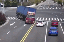 Nổi bật tuần qua: Thùng container lật nghiêng suýt đè bẹp hàng loạt xe con