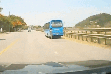 Nín thở cảnh em bé bất ngờ lao ra đường và lời cảnh tỉnh cho cha mẹ