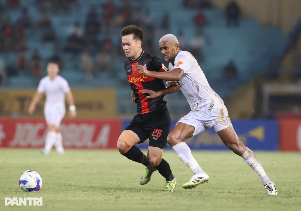 គ្រូបង្វឹក Harry Kewell៖ Hanoi FC លេងបាល់បានយ៉ាងស្អាត ប៉ុន្តែនៅតែចាញ់ Ninh Binh Club - ៤ HLV Harry Kewell: Hà Nội FC chơi bóng đá đẹp nhưng vẫn thua CLB Ninh Bình - 4
