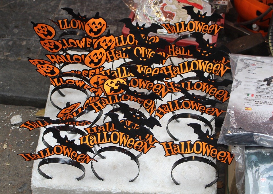 Phố Hàng Mã ngập tràn đồ chơi ma quỷ, rùng rợn trước thềm Halloween - 13 Phố Hàng Mã ngập tràn đồ chơi ma quỷ, rùng rợn trước thềm Halloween - 13