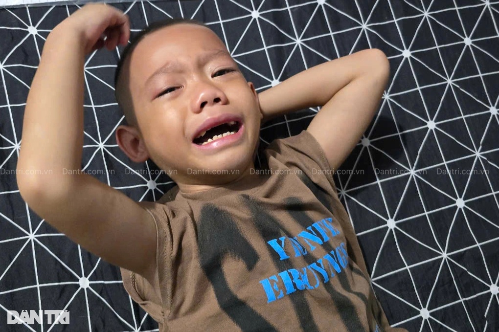 Ám ảnh tiếng khóc ngằn ngặt của bé trai 5 tuổi sống bằng máu người khác - 2 Ám ảnh tiếng khóc ngằn ngặt của bé trai 5 tuổi sống bằng máu người khác - 2