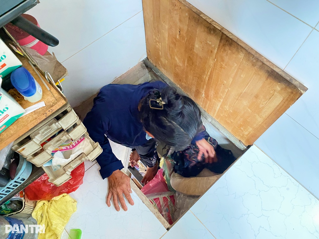 Người phụ nữ ở TPHCM sống trong nhà 1m2, 12 năm ngủ không duỗi thẳng chân - 4