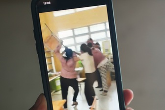 Thầy giáo nhắn tin thân mật với nữ sinh lớp 10 bị tạm đình chỉ dạy học