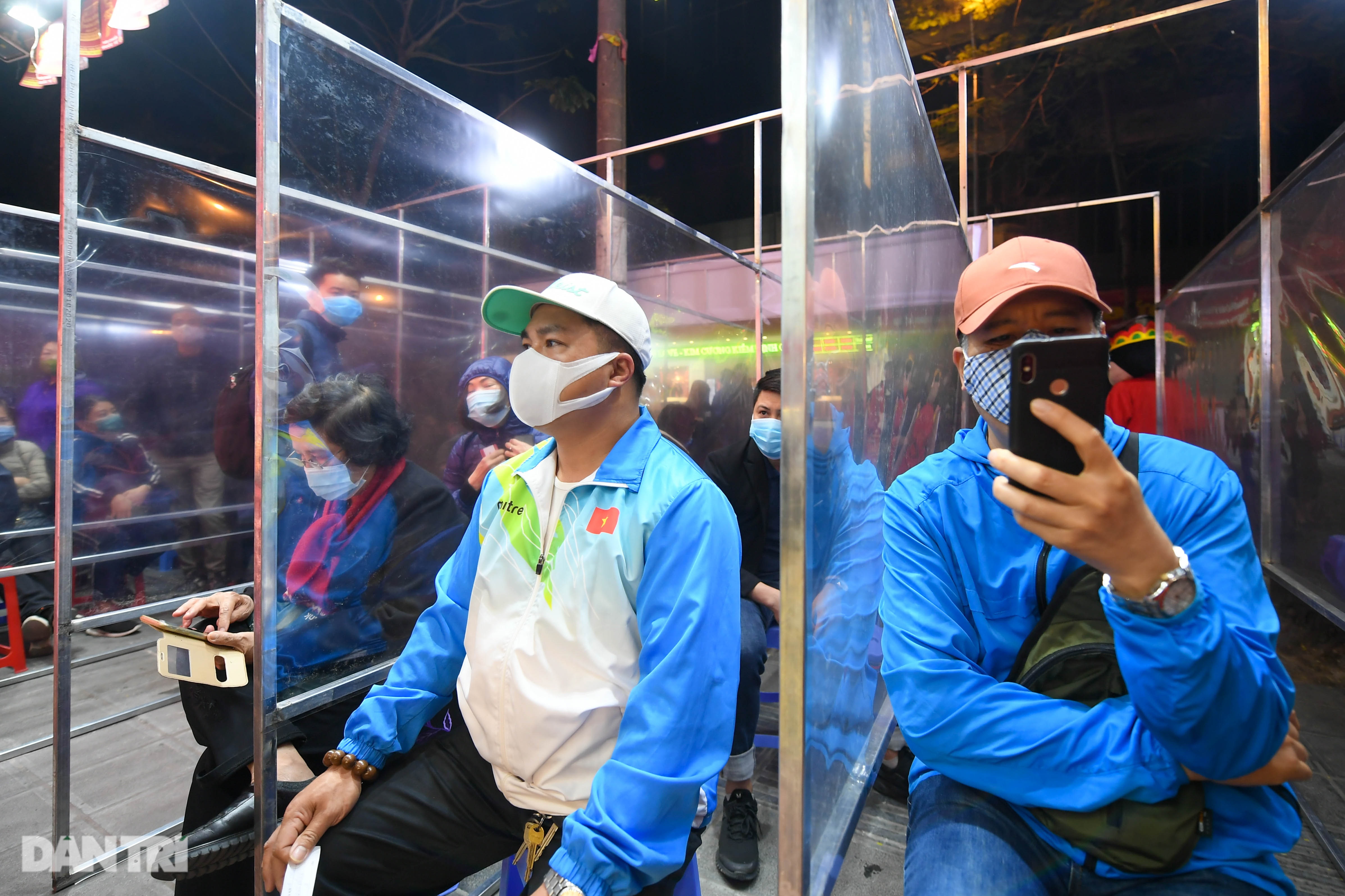 Người dân Hà Nội xếp hàng từ 3h sáng mua vàng ngày vía Thần Tài - 3