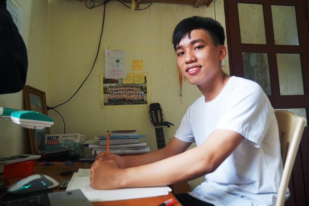 Nam thủ khoa nhịn ăn sáng dành tiền mua tivi, máy tính hỏng về sửa - 1 Nam thủ khoa nhịn ăn sáng dành tiền mua tivi, máy tính hỏng về sửa - 1