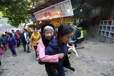 Con dâu cõng mẹ chồng đi lễ Chùa Hương