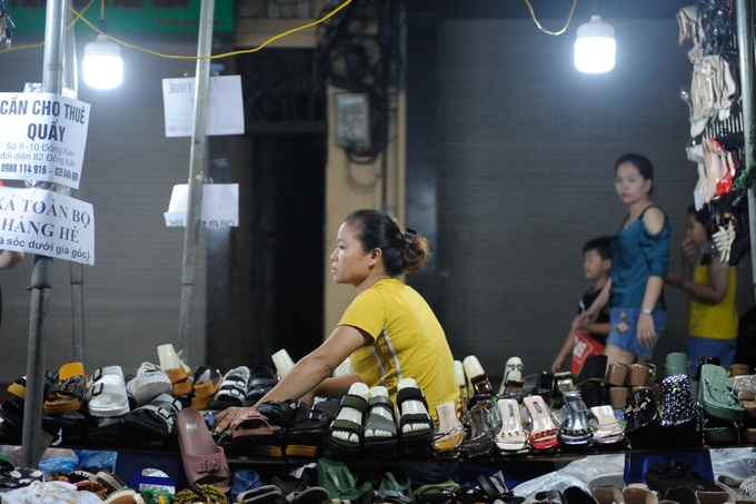 Tiểu thương phố cổ méo mặt vì chợ đêm vắng bóng khách Tây - Ảnh 7. Tiểu thương phố cổ méo mặt vì chợ đêm vắng bóng khách Tây - Ảnh 7.