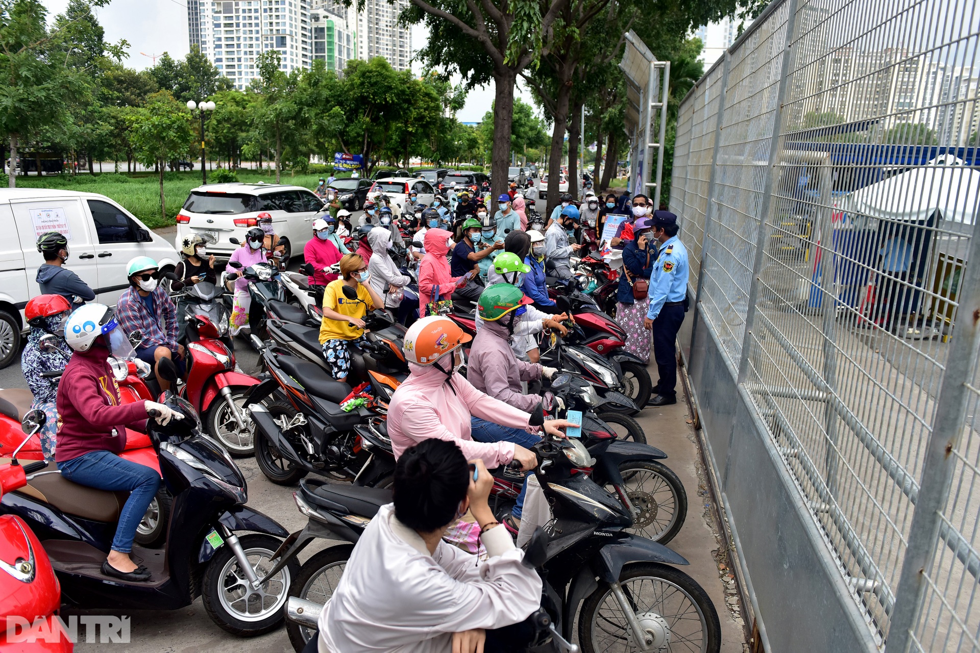 Người dân TPHCM đổ xô đi siêu thị mua hàng sau quy định ai ở đâu ở yên đó - 1 Người dân TPHCM đổ xô đi siêu thị mua hàng sau quy định ai ở đâu ở yên đó - 1