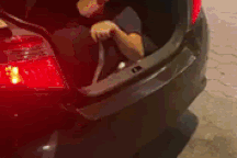 Người đàn ông nước ngoài nằm trong cốp xe để "thông chốt" phòng dịch