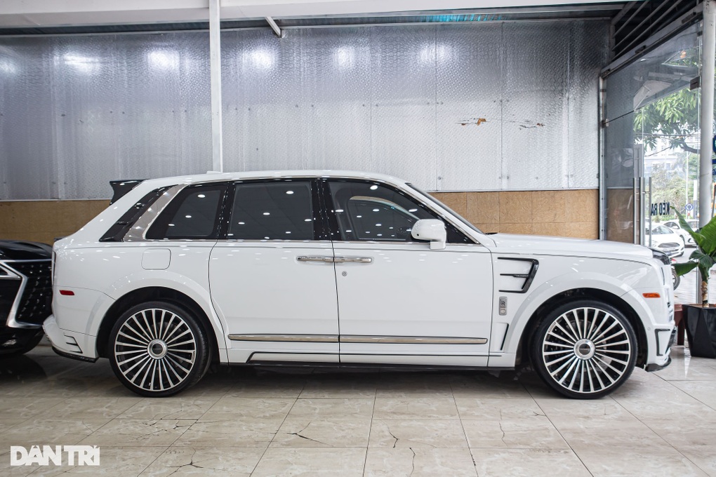 Rolls-Royce Cullinan độ Mansory đầu tiên về Việt Nam, đăng kiểm mất cả năm - 2 Rolls-Royce Cullinan độ Mansory đầu tiên về Việt Nam, đăng kiểm mất cả năm - 2