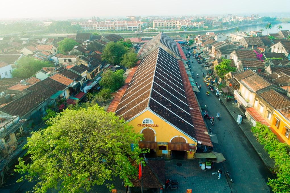 NTK Vũ Ngọc và Son biến chợ Hội An thành sàn diễn thời trang - 1 NTK Vũ Ngọc và Son biến chợ Hội An thành sàn diễn thời trang - 1