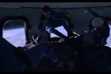 Hình ảnh phi hành đoàn lơ lửng bên trong cabin với tỷ phú Jeff Bezos