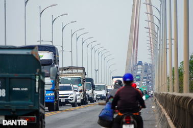 Xe cộ "rồng rắn" nối đuôi nhau qua cầu Rạch Miễu dịp cận Tết