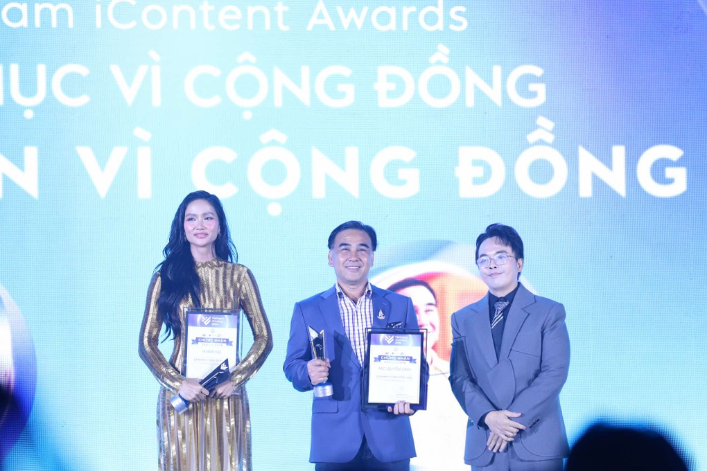 Quyền Linh được vinh danh, HHen Niê khóc nghẹn nhớ thời sinh viên nghèo - 1 Quyền Linh được vinh danh, HHen Niê khóc nghẹn nhớ thời sinh viên nghèo - 1