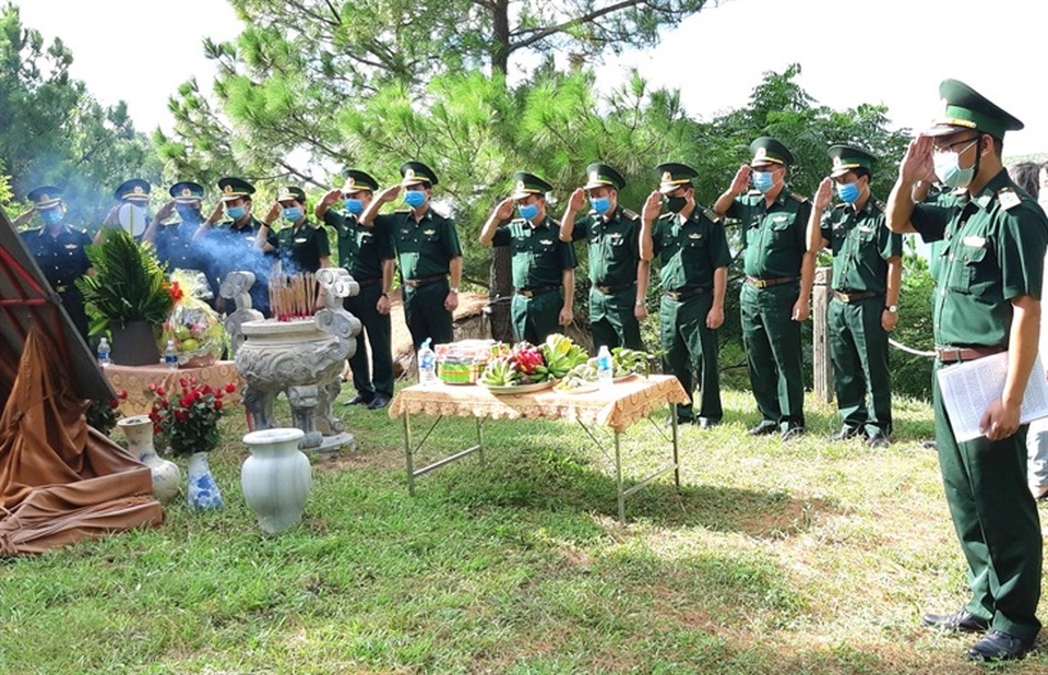 Dâng hương, viếng mộ kỷ niệm 109 năm ngày sinh Đại tướng Võ Nguyên Giáp - 1 Dâng hương, viếng mộ kỷ niệm 109 năm ngày sinh Đại tướng Võ Nguyên Giáp - 1